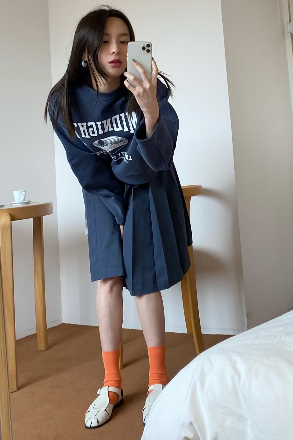 [MIDDLE SALE 기간한정][ahwe X 김수미]Printed Cropped Sweatshirt_NAVY