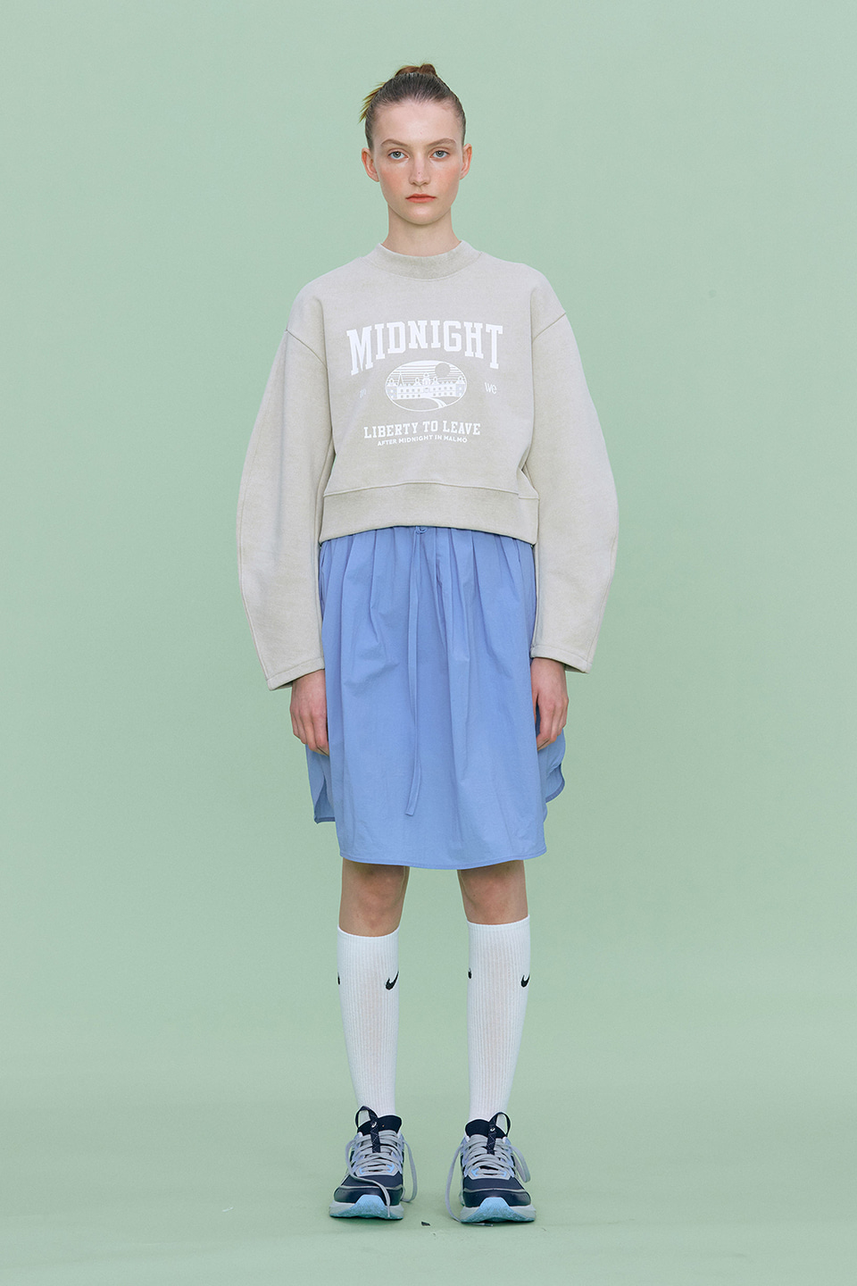 [ahwe X 김수미]Printed Cropped Sweatshirt_LIGHT GREY